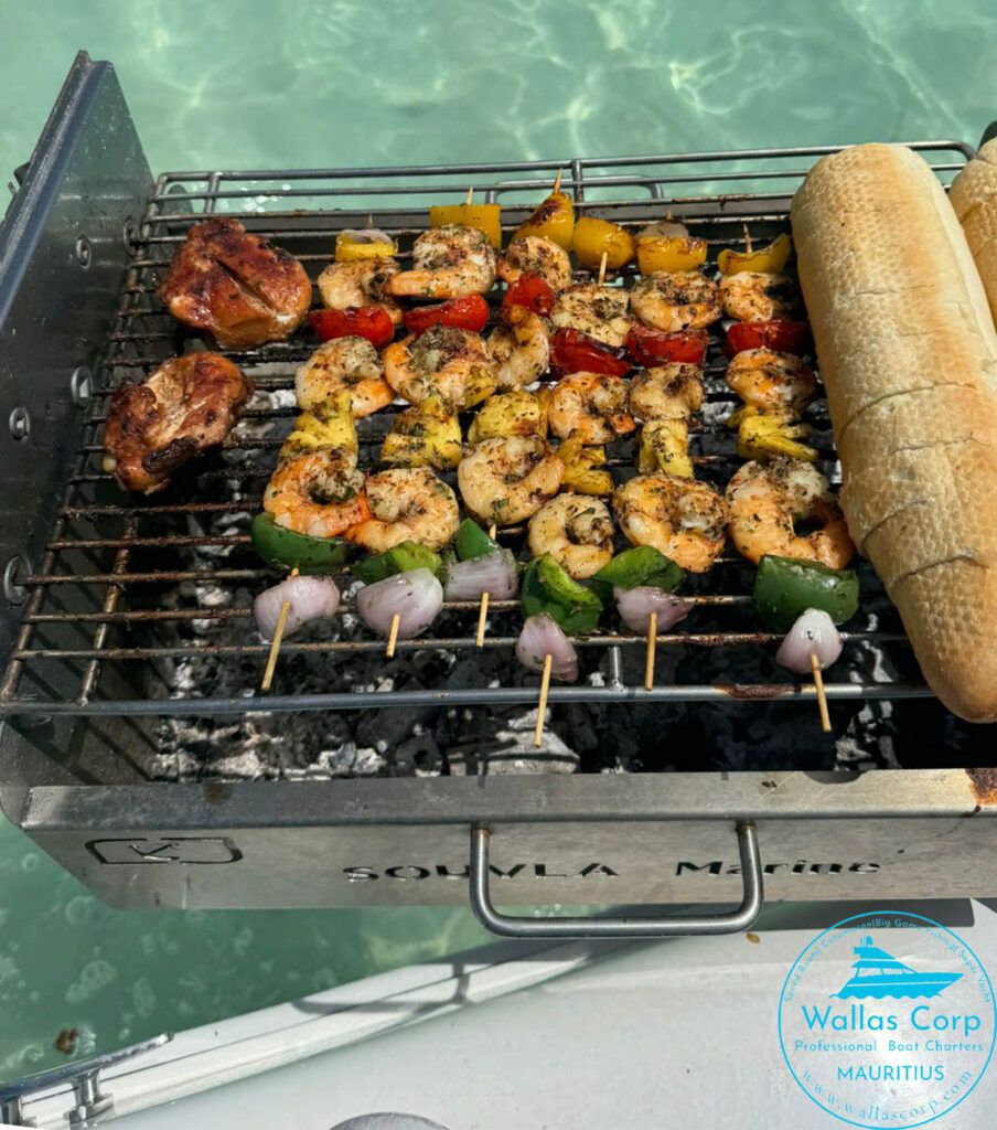 Brochettes de fruits de mer pour une excursion au Nord