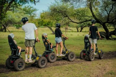 Посетители на транспортных средствах Safari Eco Rider в Casela Nature Parks на Маврикии.